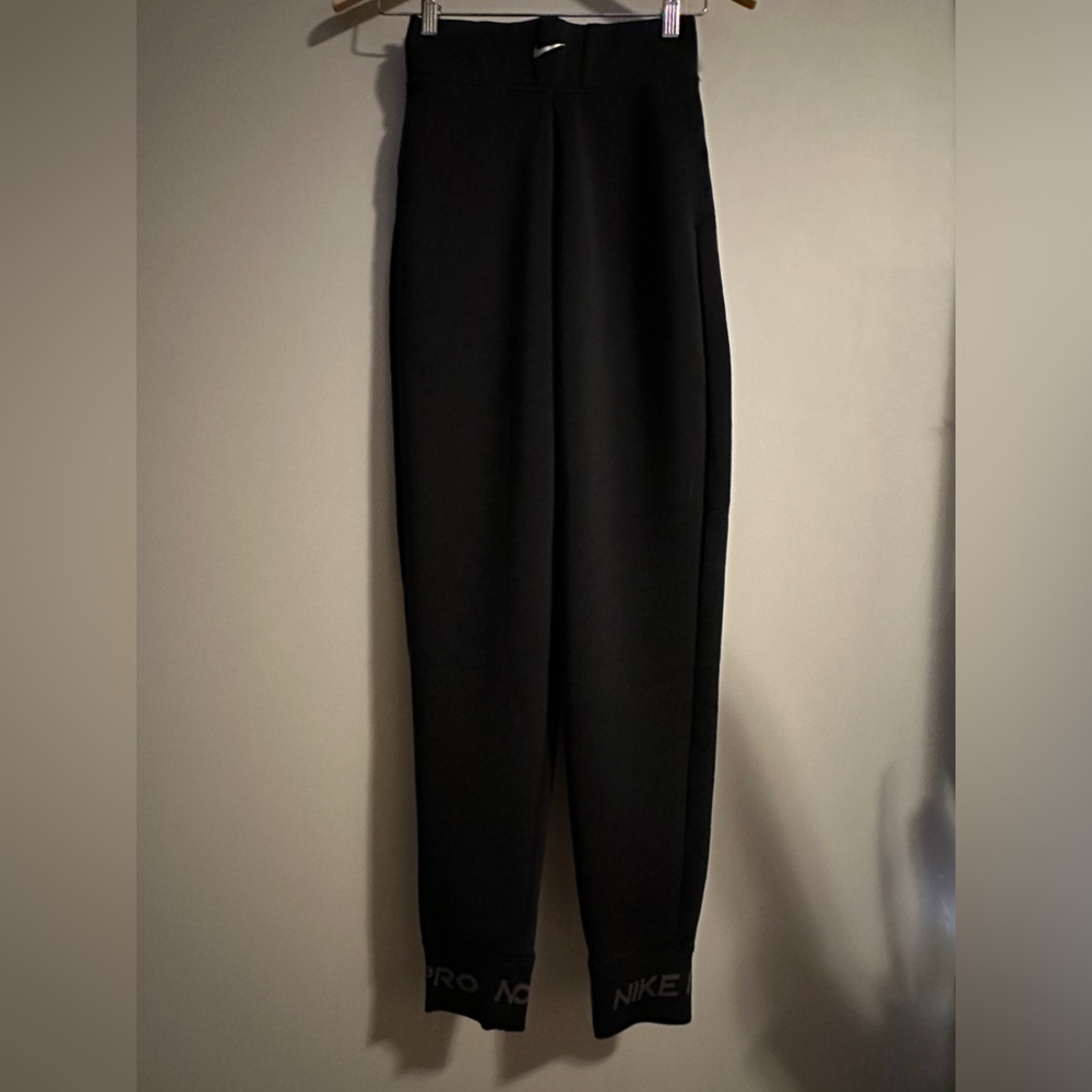 Nike Pro Women’s Cuffed Pants